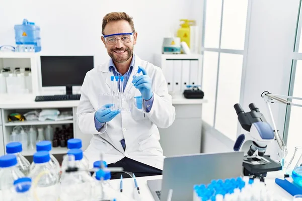 Hombre Hispano Mediana Edad Vistiendo Uniforme Científico Trabajando Laboratorio — Foto de Stock
