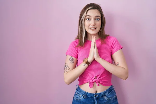 Blonde Caucasian Woman Standing Pink Background Praying Hands Together Asking — Stok fotoğraf