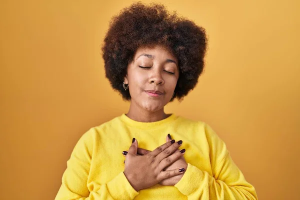 Jovem Afro Americana Sobre Fundo Amarelo Sorrindo Com Mãos Peito — Fotografia de Stock