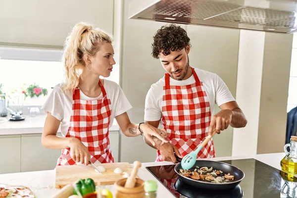 Casal Jovem Sorrindo Cozinha Feliz Usando Frigideira Cozinha — Fotografia de Stock