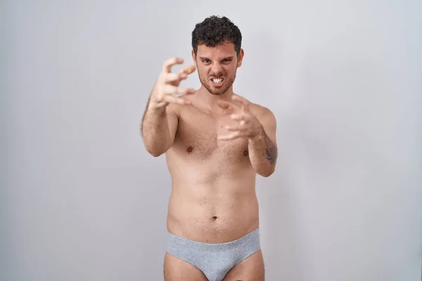 Ung Latinamerikansk Man Står Tröjlös Klädd Underkläder Skriker Frustrerad Med — Stockfoto