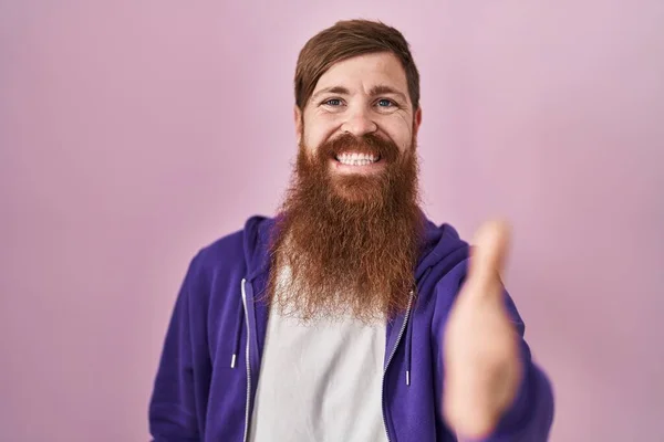 Caucasian Man Long Beard Standing Pink Background Smiling Friendly Offering — Stockfoto