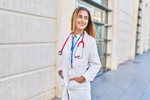 Mujer Rubia Joven Vistiendo Uniforme Médico Pie Hospital —  Fotos de Stock