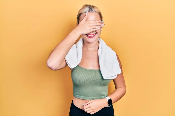 Jovem Loira Vestindo Roupas Esportivas Toalha Sorrindo Rindo Com Mão — Fotografia de Stock