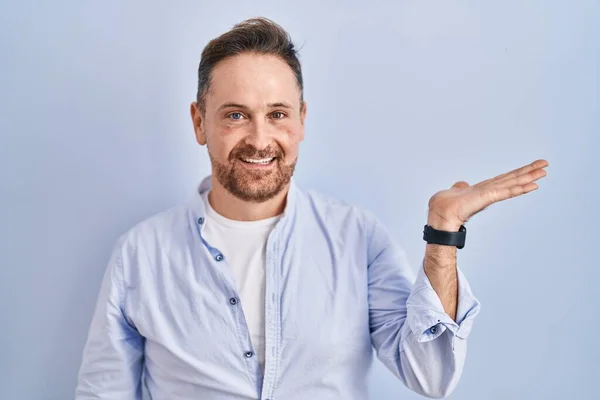 Middle Age Caucasian Man Standing Blue Background Smiling Cheerful Presenting — Fotografia de Stock