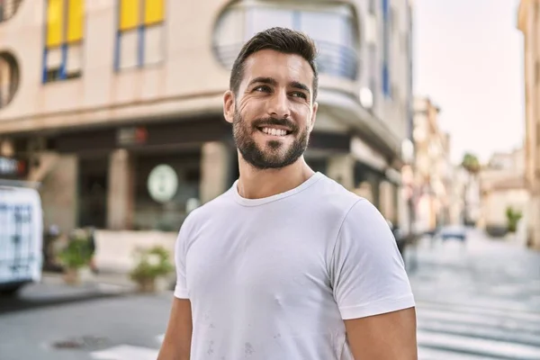 Jovem Hispânico Sorrindo Confiante Andando Rua — Fotografia de Stock