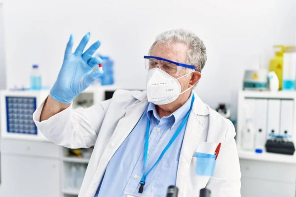 Μεσήλικας Γκριζομάλλης Άνδρας Που Φοράει Επιστημονική Στολή Χάπι Hoding Στο — Φωτογραφία Αρχείου