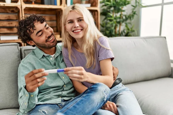 Jong Stel Glimlachen Gelukkig Uitziende Zwanger Testresultaat Thuis — Stockfoto