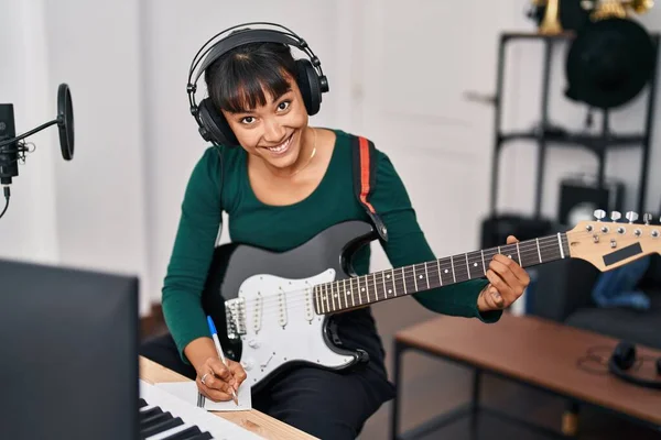 Jovem Bela Mulher Hispânica Músico Compondo Música Tocando Guitarra Elétrica — Fotografia de Stock