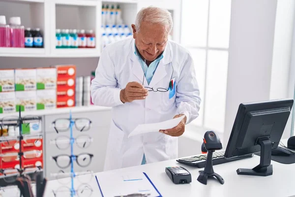 Senior Grey Haired Man Pharmacist Talking Smartphone Reading Prescription Pharmacy — Foto de Stock