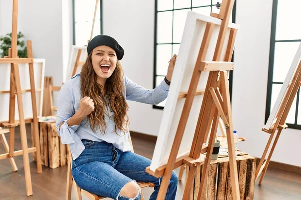 Young Hispanic Artist Woman Painting Canvas Art Studio Very Happy — Stock Photo, Image