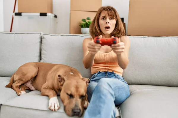 Jonge Kaukasische Vrouw Spelen Video Game Zitten Bank Met Hond — Stockfoto
