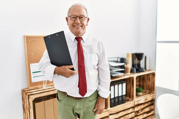 Senior Man Business Worker Holding Clipboard Office — Stock fotografie