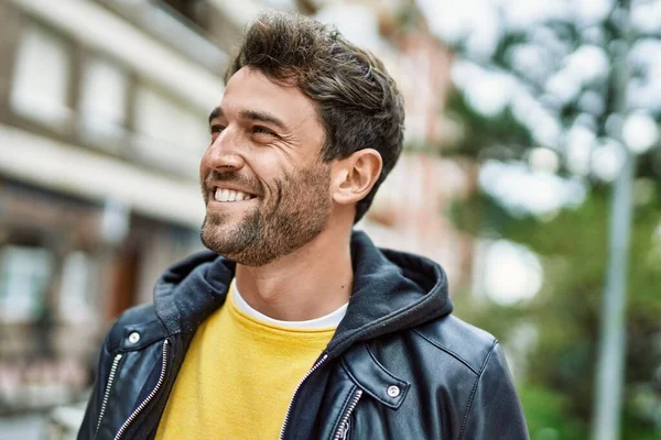 Bonito Hispânico Homem Com Barba Sorrindo Feliz Livre — Fotografia de Stock