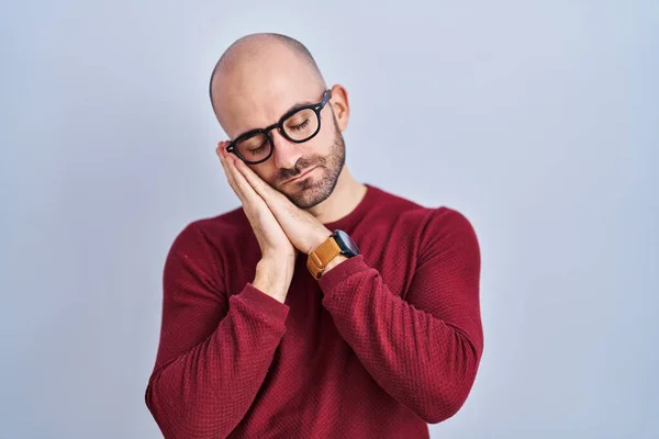 Jeune Homme Chauve Avec Barbe Debout Sur Fond Blanc Portant — Photo