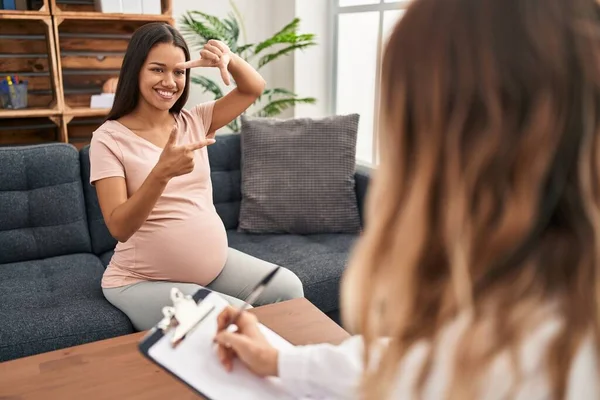 Jonge Zwangere Vrouw Therapie Sessie Glimlachend Het Maken Van Frame — Stockfoto