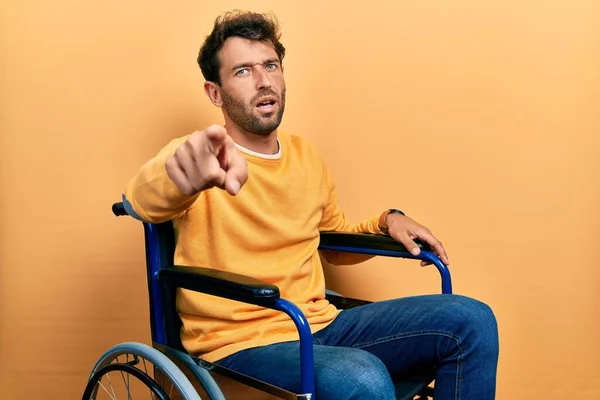 Hezký Muž Vousy Sedí Invalidním Vozíku Ukazuje Nespokojeně Frustrovaně Kamery — Stock fotografie