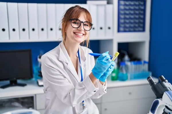 Jovem Cientista Escreve Tubo Ensaio Laboratório — Fotografia de Stock