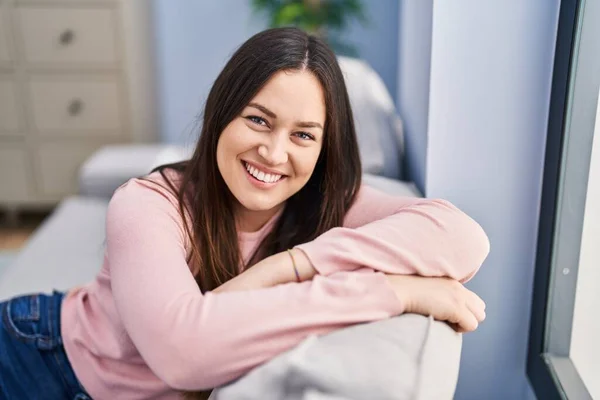 Mujer Joven Sonriendo Confiada Sentada Sofá Casa — Foto de Stock