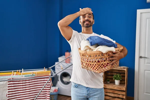 Joven Hombre Hispano Con Barba Sosteniendo Cesta Ropa Estresada Frustrada — Foto de Stock