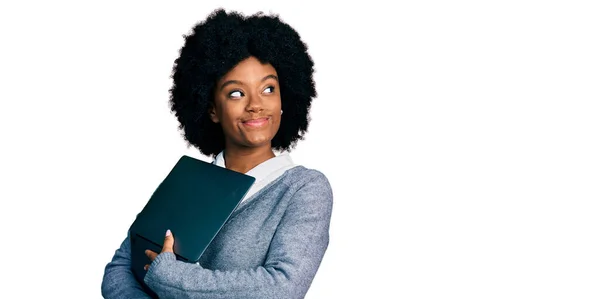 Jovem Afro Americana Trabalhando Usando Laptop Computador Sorrindo Olhando Para — Fotografia de Stock