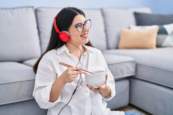 Mujer Hispana Joven Escuchando Música Comiendo Comida China Casa — Foto de Stock