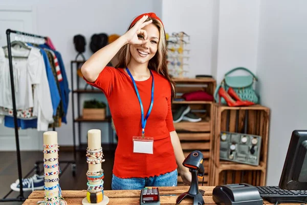 Молода Біла Жінка Працює Менеджером Роздрібному Магазині Посміхаючись Щасливо Роблячи — стокове фото