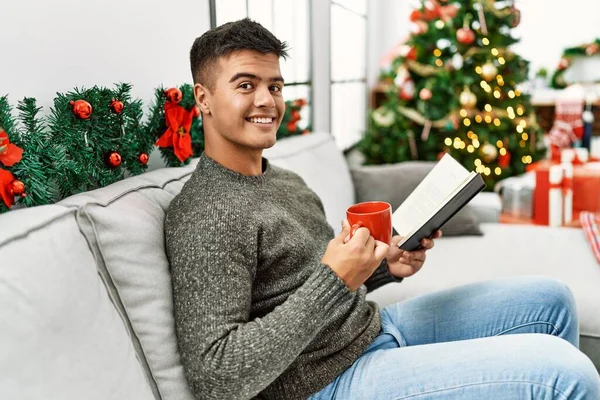 집에서 크리스마스 소파에 커피를 마시며 스페인 — 스톡 사진