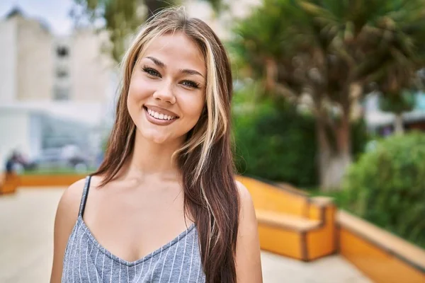 Junges Kaukasisches Mädchen Lächelt Glücklich Der Stadt — Stockfoto