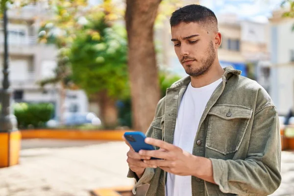 Young Hispanic Man Using Smartphone Park — Zdjęcie stockowe
