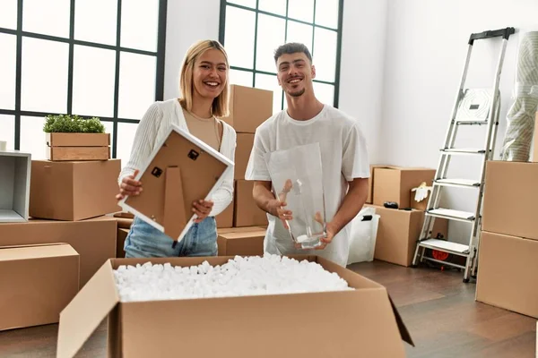Młody Biały Para Uśmiech Szczęśliwy Unboxing Karton Pudełko Nowy Dom — Zdjęcie stockowe