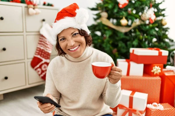 Middelbare Leeftijd Spaanse Vrouw Met Behulp Van Smartphone Het Drinken — Stockfoto