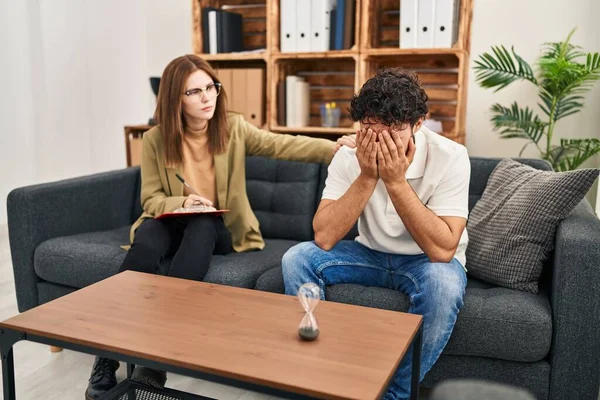 Mann Und Frau Bei Psychologiestunde Psychologiezentrum — Stockfoto