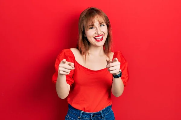 Redhead Ung Kvinna Bär Casual Röd Shirt Pekar Fingrar Till — Stockfoto