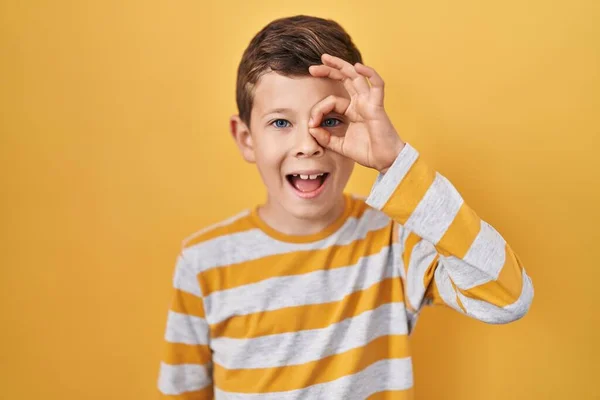 Jovem Caucasiano Criança Sobre Fundo Amarelo Fazendo Gesto Com Mão — Fotografia de Stock