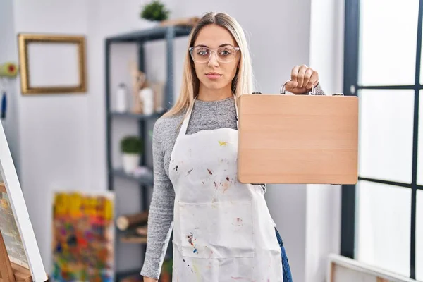 Young Blonde Painter Woman Holding Wooden Case Art Studio Thinking — Stock Photo, Image