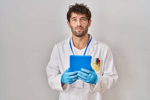 Hispanic Scientist Man Working Tablet Thinking Attitude Sober Expression Looking — Stock Photo, Image
