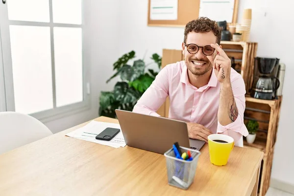 Joven Hombre Hispano Sonriendo Confiado Trabajando Oficina — Foto de Stock