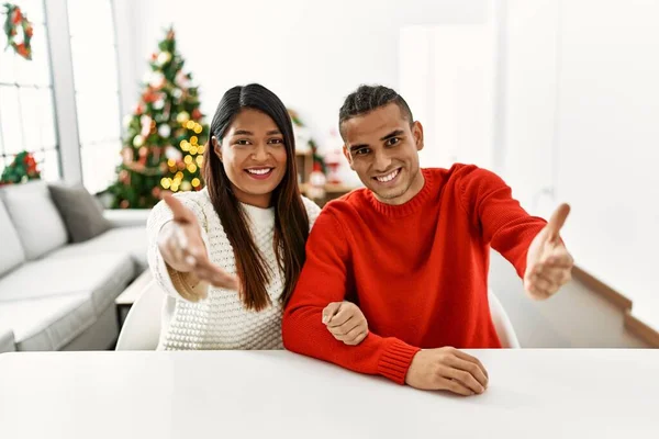 남녀가 크리스마스 탁자에 흔들며 인사와 인사를 성공적 — 스톡 사진