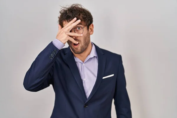Hispánský Obchodník Brýlemi Vykukuje Šoku Zakrývá Obličej Oči Rukou Dívá — Stock fotografie