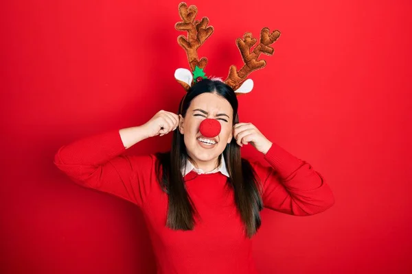 Young Hispanic Woman Wearing Deer Christmas Hat Red Nose Smiling — Fotografia de Stock