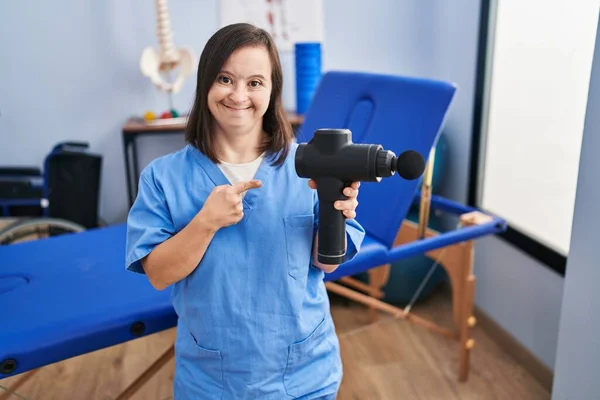 Hispanic Girl Syndrome Holding Muscle Gun Physiotherapy Clinic Smiling Happy — Φωτογραφία Αρχείου