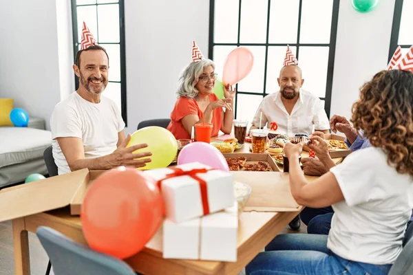 Grup Prieteni Vârstă Mijlocie Zâmbind Fericit Sărbătoresc Ziua Naștere Acasă — Fotografie, imagine de stoc