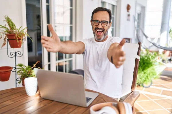 Middle Age Man Using Computer Laptop Home Looking Camera Smiling — Stockfoto