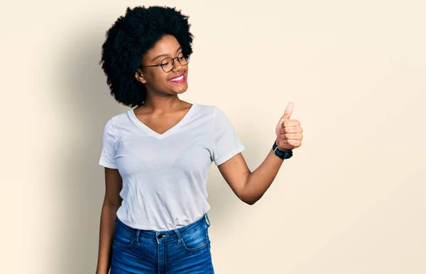 Jovem Afro Americana Mulher Vestindo Casual Branco Shirt Olhar Orgulhoso — Fotografia de Stock