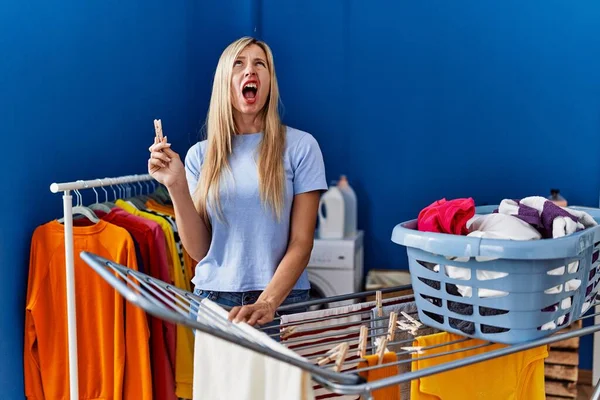 Beautiful Woman Hanging Clothes Clothline Angry Mad Screaming Frustrated Furious — Stockfoto