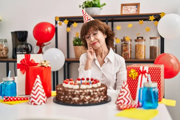 Kobieta Średnim Wieku Świętuje Urodziny Trzymając Duży Tort Czekoladowy Poważna — Zdjęcie stockowe