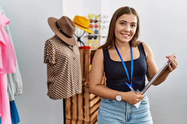 Ung Latinamerikansk Kvinna Ler Säker Att Arbeta Klädaffär — Stockfoto