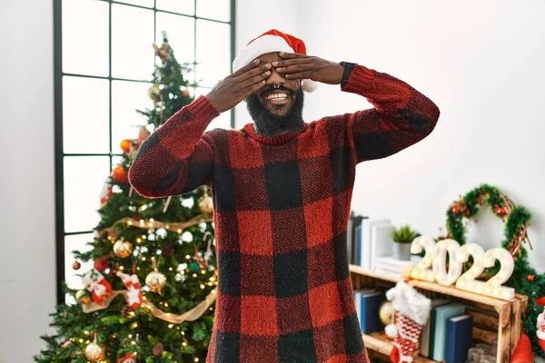 Hombre Afroamericano Con Sombrero Santa Claus Pie Junto Árbol Navidad — Foto de Stock