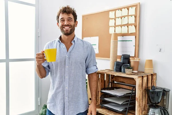 Junger Gutaussehender Mann Der Büro Eine Tasse Kaffee Trinkt Sieht — Stockfoto